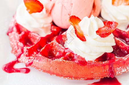 草莓华夫饼配冰淇淋图片
