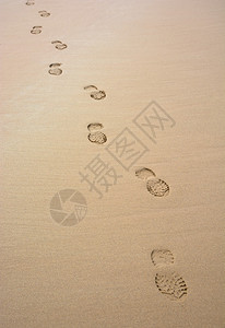 在沙子的直线轨道图片