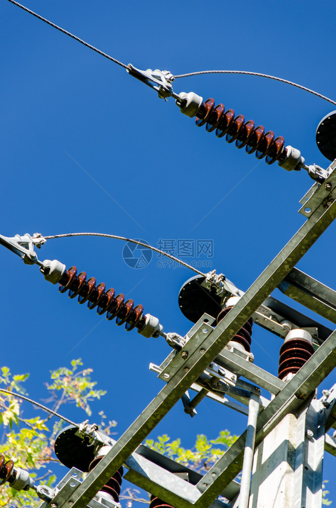 带电力缆的塔架图片