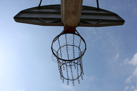 反对蓝天的室外篮球架图片
