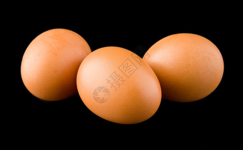 黑色背景中的鸡蛋图片
