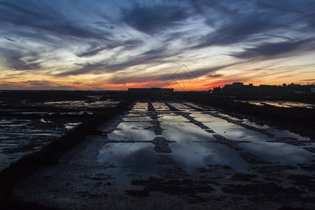 夕阳下工业盐碱地的景色图片