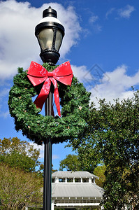 圣诞花圈挂在乔治亚州圣玛丽斯历史城区的霍华德吉尔曼纪念水边公园的一座图片