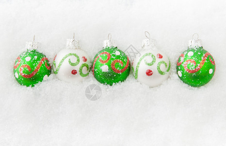 雪地上的圣诞球装饰图片