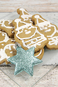 圣诞快乐姜饼圣塔和雪人饼干白冰淇淋糖霜在蓝色和白色的图片