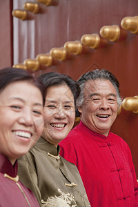一群穿着传统服装的成熟人群站在传统的人门边图片