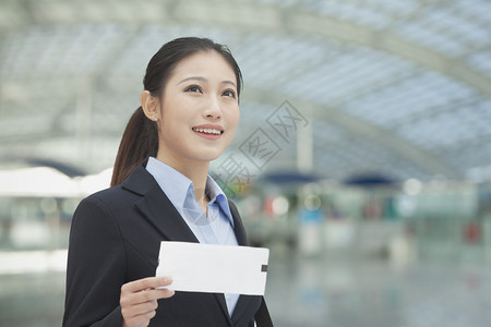在机场的女商人有机票图片