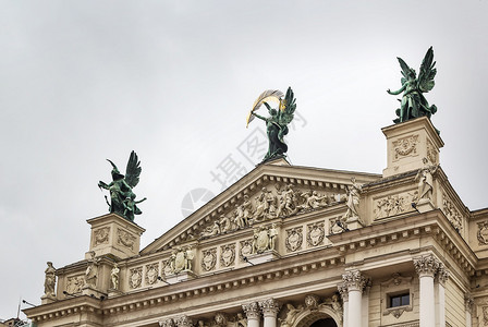 利沃夫歌剧院和芭蕾舞剧院正面的雕塑图片