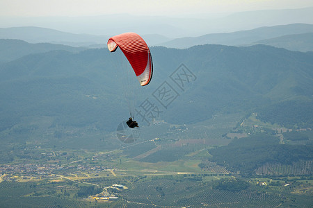 滑翔伞飞越西班牙的山脉图片