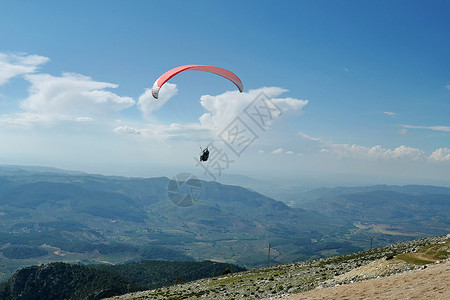 滑翔伞飞越西班牙的山脉图片