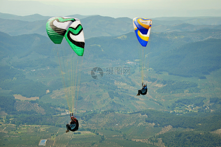 两架滑翔伞飞越西班牙的高山图片