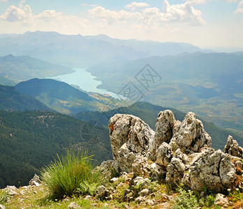 美丽的青山景色和它们之间的湖泊图片