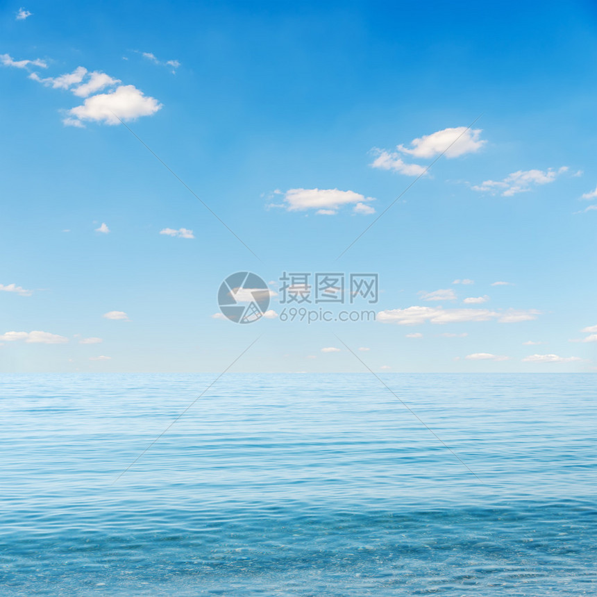 蓝色的大海和天空与云彩图片