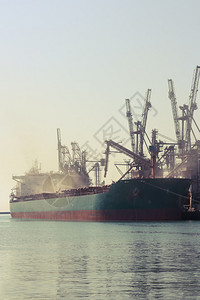 大型货船在港口装载面包图片