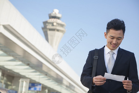 旅客在机场看票图片