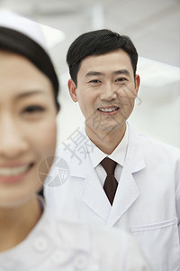 前景中的医生护士的肖像图片