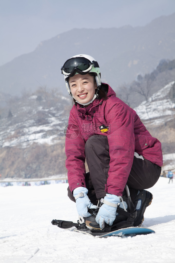 微笑女在滑雪度假胜地图片