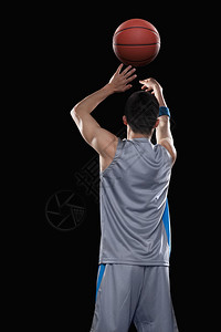 篮球运动员投掷球黑色背景图片