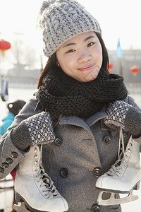 年轻女子滑冰肖像北京图片