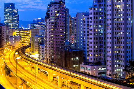 夜间城市交通与现代建筑的现图片