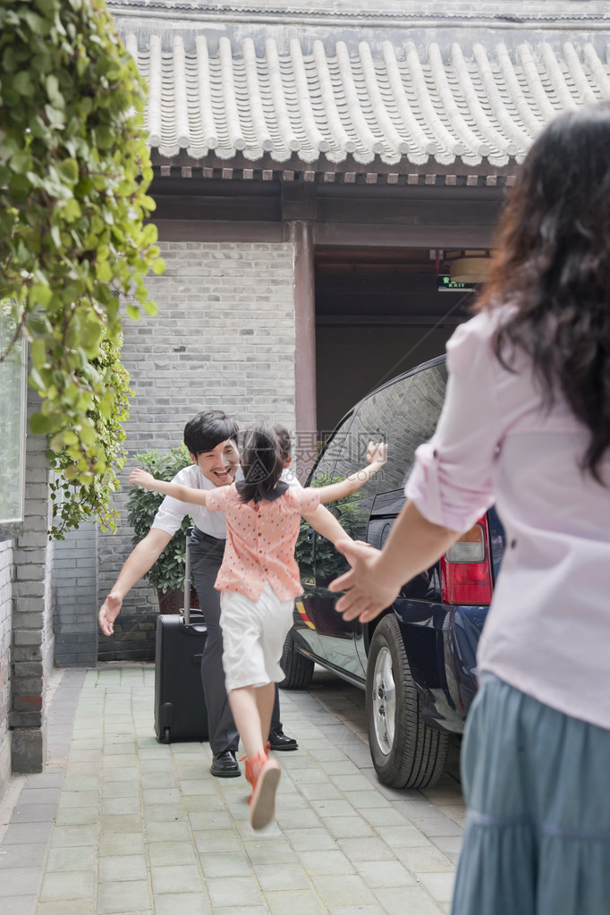 女儿跑去拥抱她的父亲图片