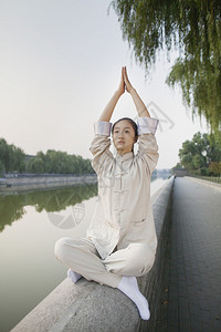 练太极的年轻女子图片