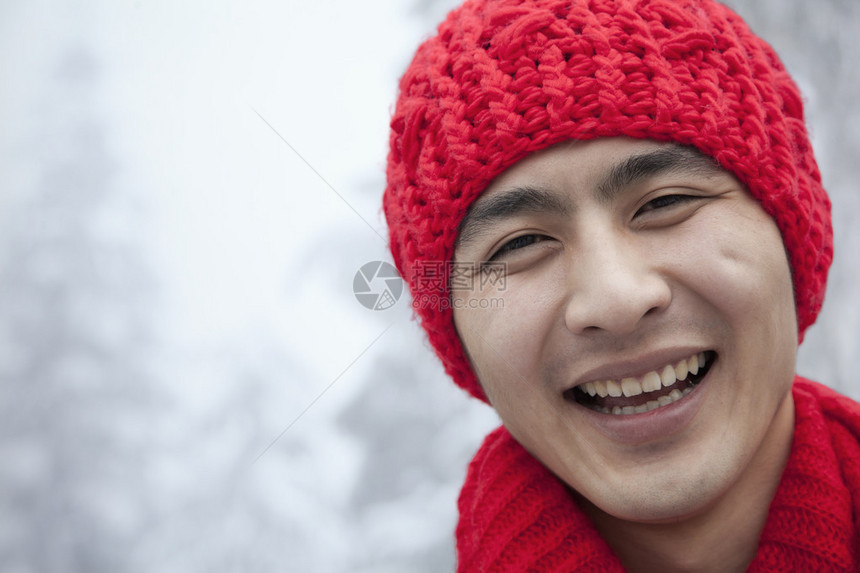 雪地里的年轻人图片