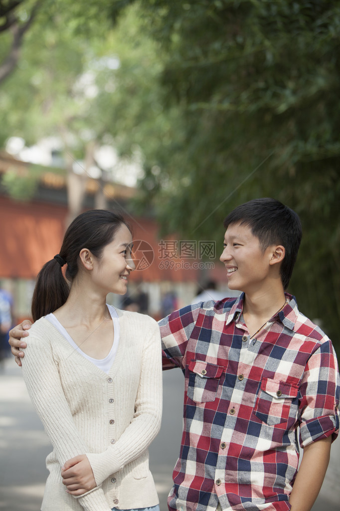 走在景山公园的年轻夫妇图片