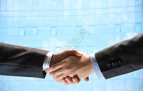 商务楼背景下两位商人的握手图片