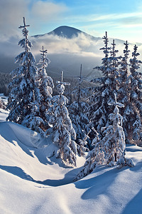 冬天的雪山图片