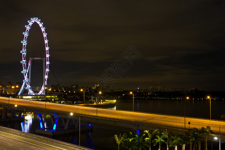 靠近高速公路的新加坡传单图片