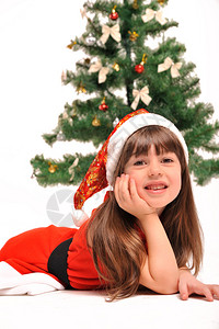 小女孩和圣诞树图片