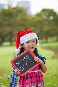 有圣诞老人帽子的小亚裔女孩图片