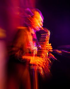 Saxophone播放器在舞台上表演图片