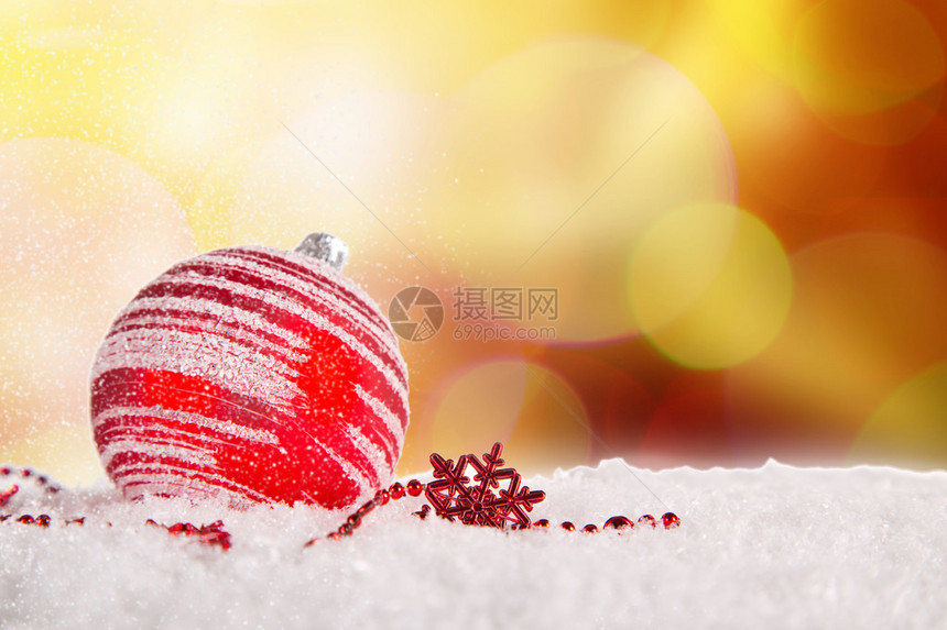 雪地上的红色圣诞球图片