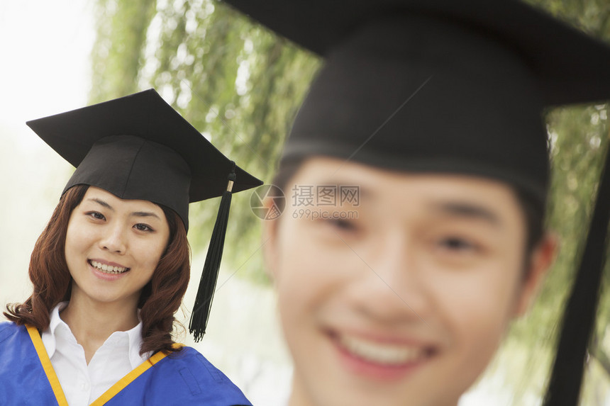 两位青年大学毕业生在摄影机前看镜头图片