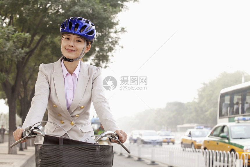 骑自行车上下班图片