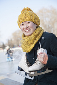 年轻妇女与冰图片