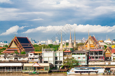 泰国王宫殿风景与蓝天河上的船图片