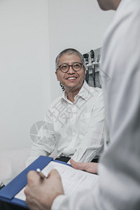 医生与一个微笑的病人图片