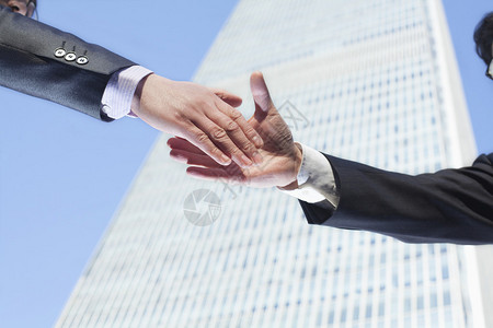 由北京世界贸易中心与两名商业人士握手背景图片