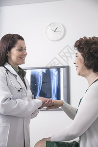 握着病人的手年轻女医生背景图片