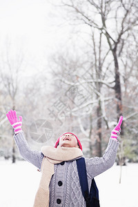 在雪地里玩耍的女孩图片