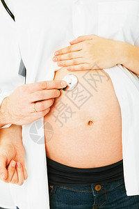 孕妇接受听诊器检查的图片