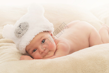 刚出生的婴儿在顶滑稽的帽子背景图片