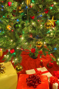 与圣诞树的圣诞礼物背景图片