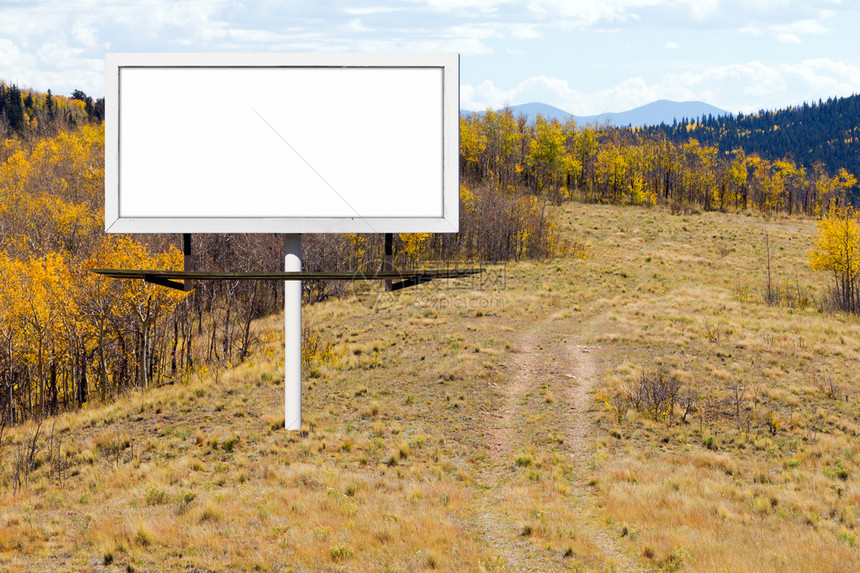 在科罗拉多州沿山道的空白广告牌标志图片