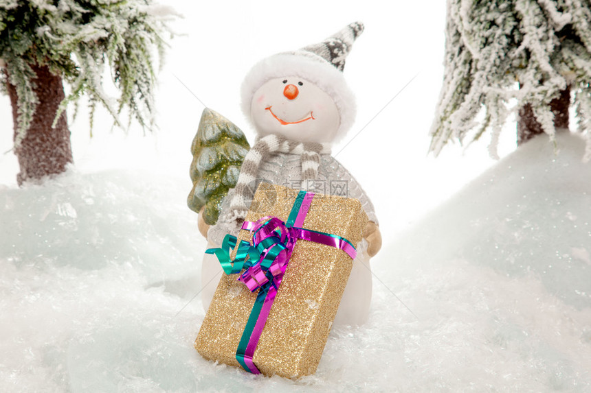 雪人正在等有人来取圣诞礼物呢图片