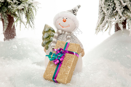 雪人正在等有人来取圣诞礼物呢图片