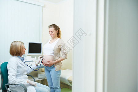 妇科医生检查怀孕妇腹部婴图片